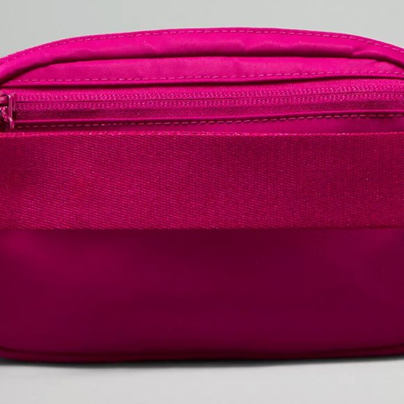 Lululemon Everywhere Belt Bag in Wild Berry 1L - Picture 4 of 6